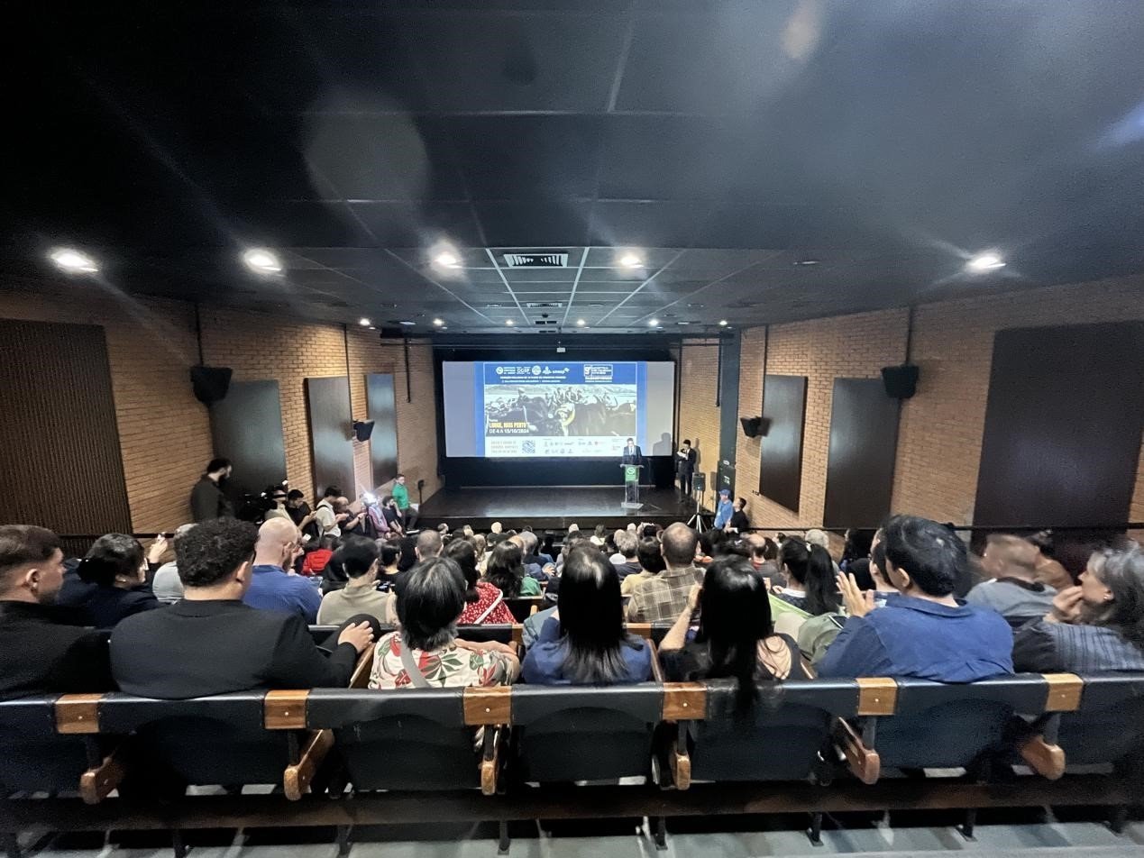 當?shù)貢r間10月3日晚，由巴西圣保羅州立大學(xué)孔子學(xué)院舉辦的第九屆圣保羅中國電影展在圣保羅文化中心拉開帷幕。巴西圣保羅州立大學(xué)孔子學(xué)院供圖