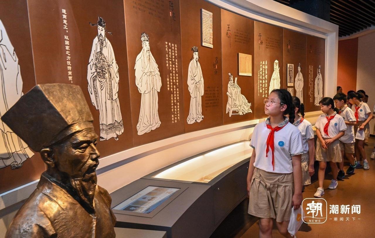 來自杭州市政苑小學(xué)的學(xué)生走進(jìn)浙江省檔案館“大寫浙江人”展廳，近距離“觸摸”歷史、走進(jìn)榜樣、聆聽故事，激發(fā)愛黨愛國愛家熱情。記者 董旭明 攝