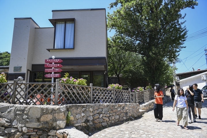 游客在北京延慶石峽村觀光（2024年6月1日攝）。新華社記者 陳鐘昊 攝