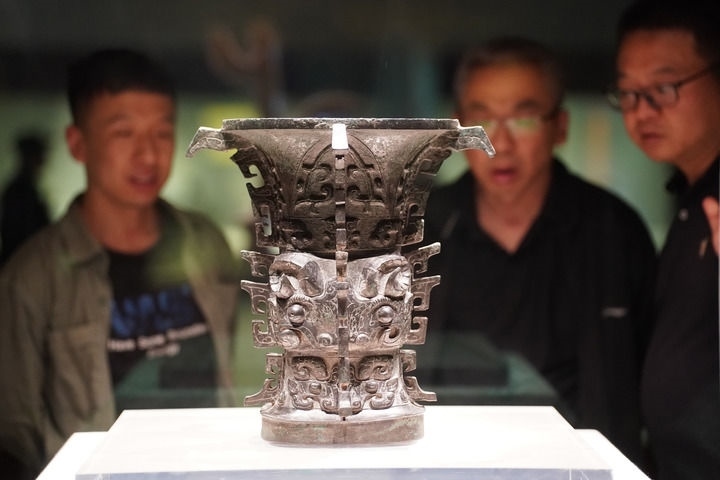2024年5月9日，游客在陜西寶雞青銅器博物院內(nèi)參觀西周文物何尊。新華社記者 邵瑞 攝
