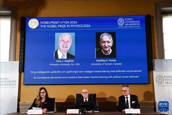 10月8日，在瑞典斯德哥爾摩舉行的2024年諾貝爾物理學(xué)獎公布現(xiàn)場，屏幕顯示獎項(xiàng)得主美國普林斯頓大學(xué)的約翰·霍普菲爾德和加拿大多倫多大學(xué)的杰弗里·欣頓。新華社記者 彭子洋 攝