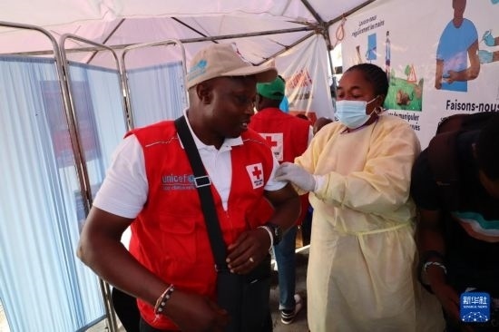 10月5日，在剛果（金）北基伍省首府戈馬市一座醫(yī)院內(nèi)，醫(yī)護(hù)人員為一名聯(lián)合國(guó)兒童基金會(huì)工作人員接種猴痘疫苗。新華社發(fā)（阿蘭·烏亞卡尼攝）