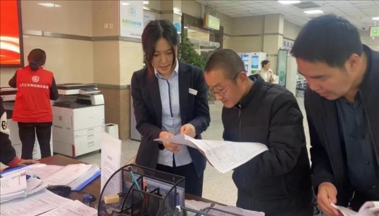 四川省成都市溫江區(qū)市場監(jiān)管局工作人員為群眾提供幫辦服務。圖片來源：人民網(wǎng)四川頻道