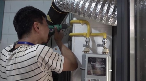 北京市石景山區(qū)工作人員上門安裝燃氣管道。圖片來源：北京市石景山區(qū)委組織部