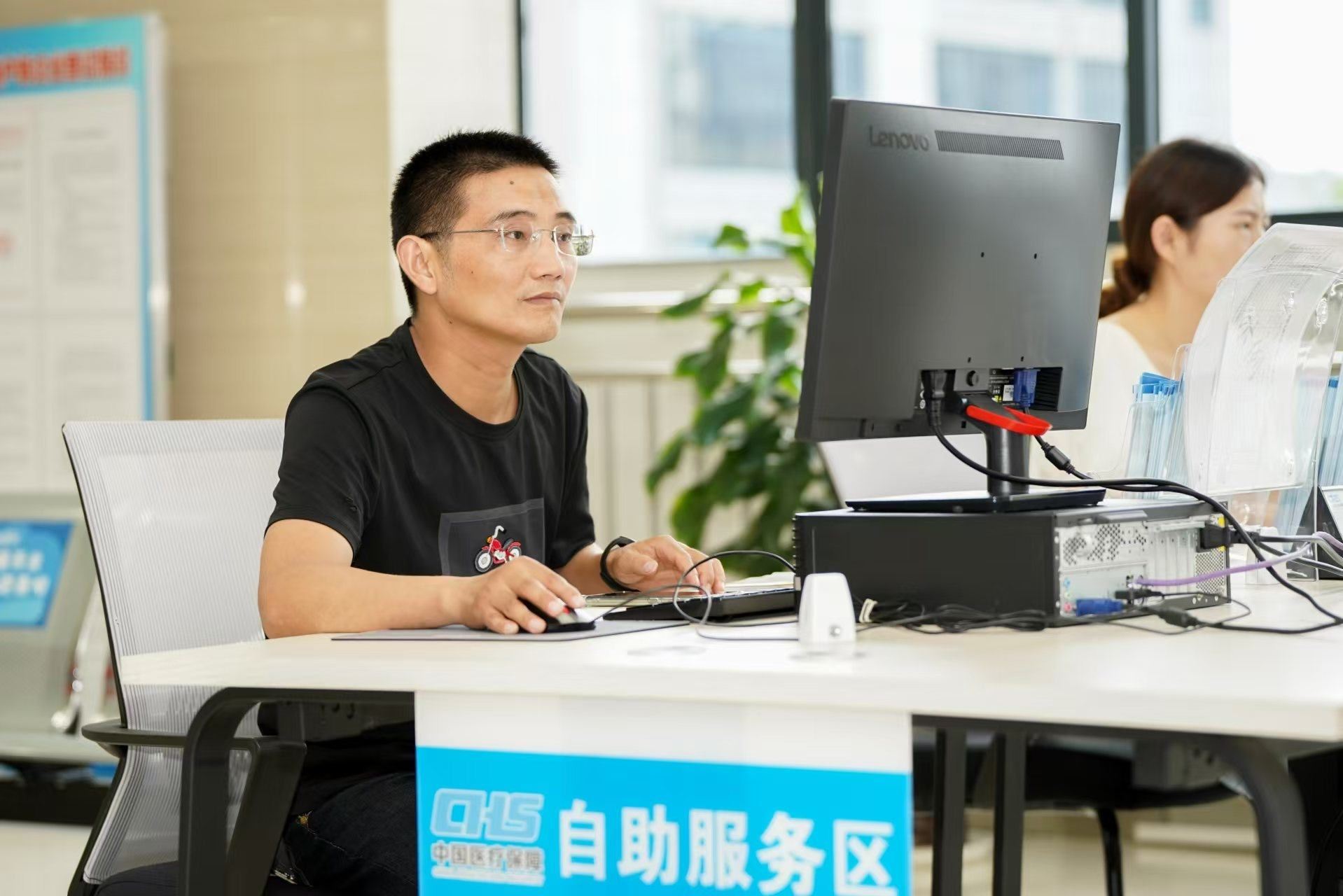 安徽省池州市市民在政務服務大廳自助辦理業(yè)務。圖片來源：人民網(wǎng)安徽頻道