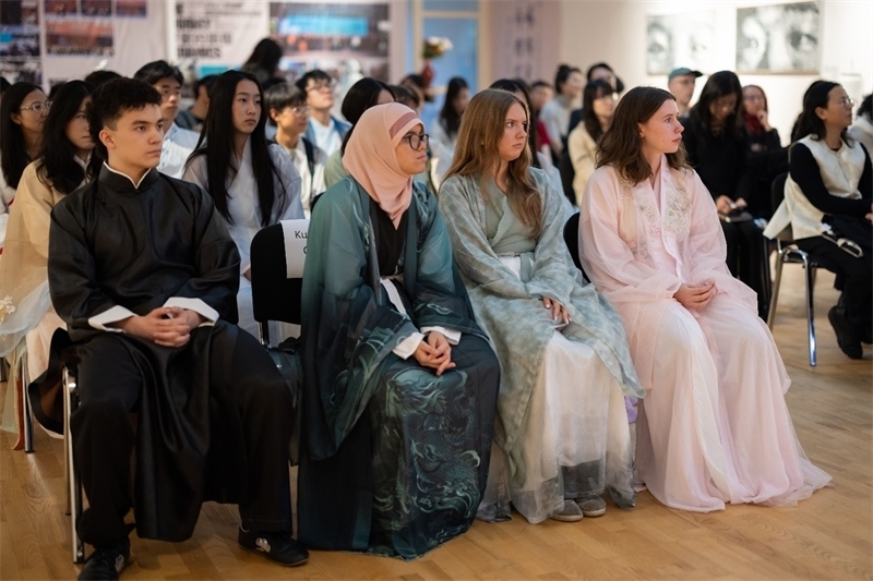 參加《時(shí)光流韻·中國戲劇藝術(shù)服飾展》的中國文化愛好者。 斯德哥爾摩中國文化中心供圖