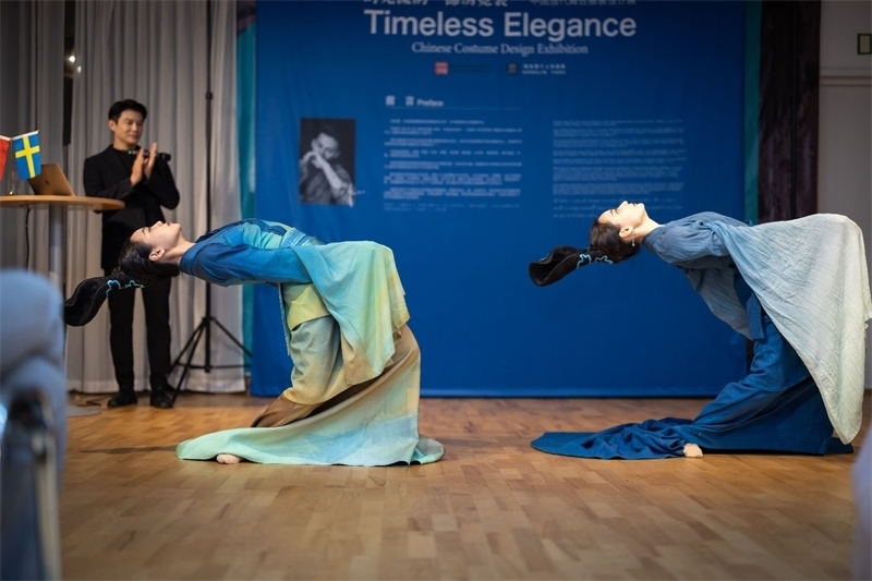 當(dāng)?shù)厝A人舞社成員表演《只此青綠》。斯德哥爾摩中國文化中心供圖