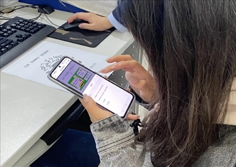 趙女士用手機(jī)掃碼預(yù)約幫辦服務(wù)。圖片來源：微信公眾號(hào)“上海市普陀區(qū)政務(wù)服務(wù)中心”