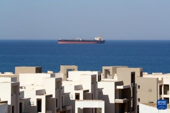 這是10月8日在埃及蘇伊士灣拍攝的行駛中的船只。新華社記者 隋先凱 攝