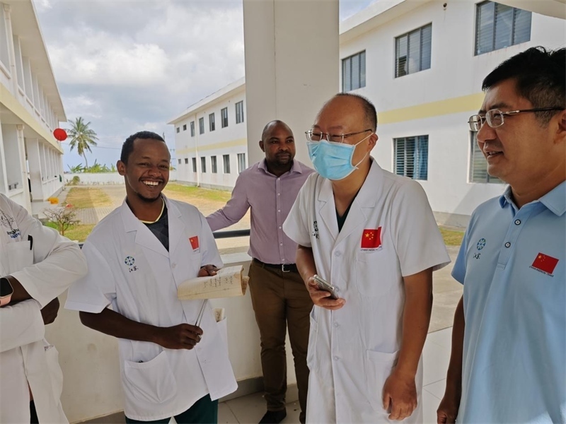 中桑醫(yī)護(hù)人員合作愉快。中國援桑醫(yī)療隊(duì) 供圖