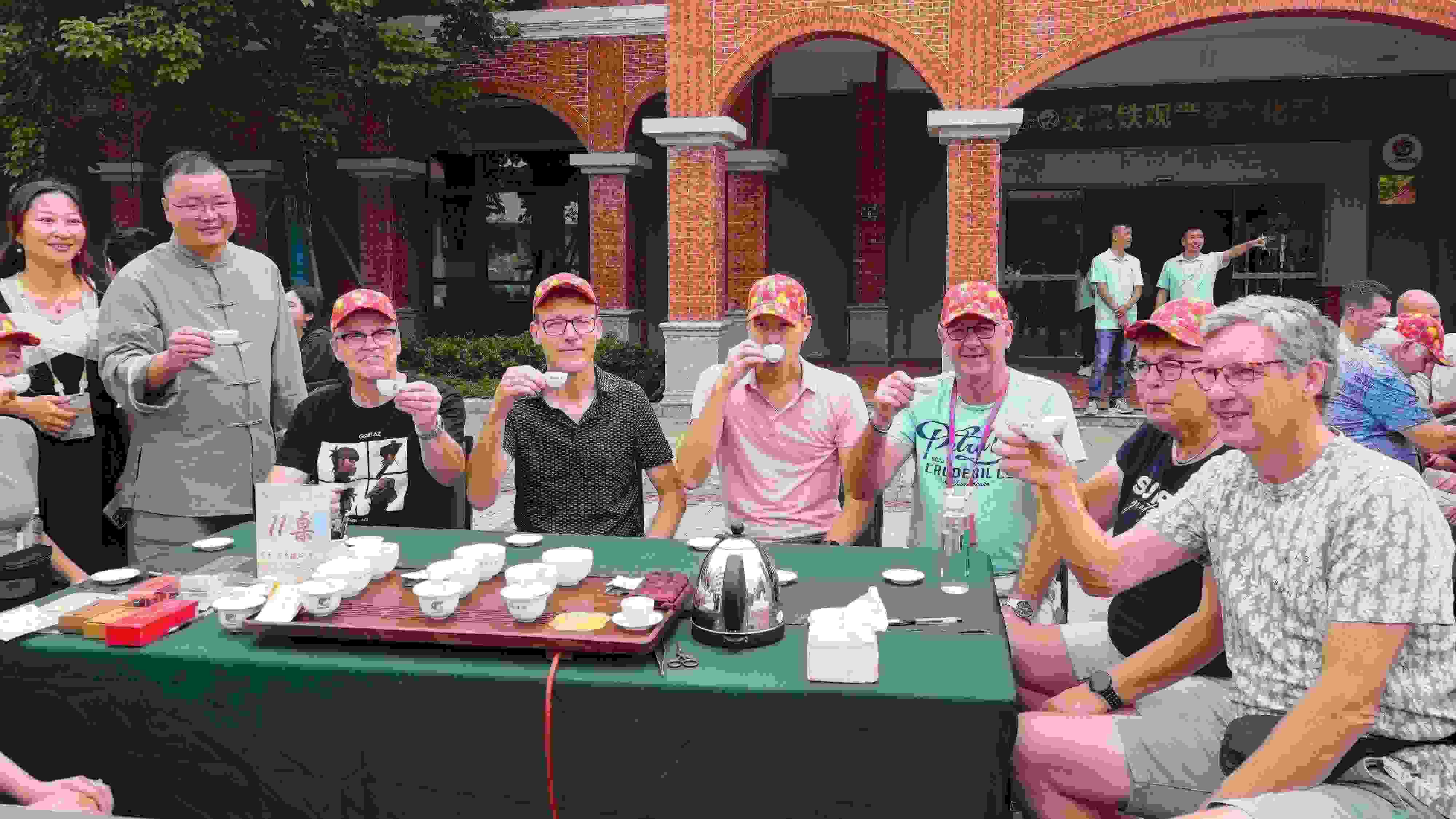 2023年10月4日，福建泉州，外國人品中國茶。