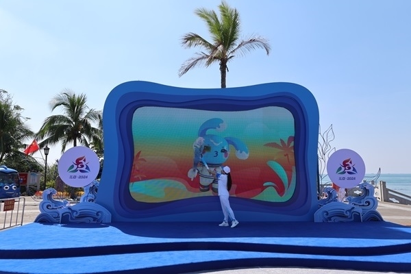 第12棒火炬手“點(diǎn)燃”現(xiàn)場(chǎng)大屏幕上運(yùn)動(dòng)會(huì)吉祥物“吉貝”手中的火炬。主辦方供圖