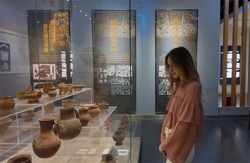 麗娜在吐魯番博物館參觀。劉妍希攝