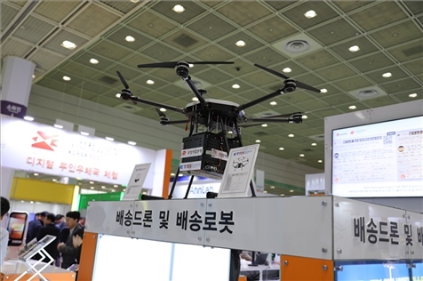 “智慧生活周”博覽會(huì)上展出的快遞無人機(jī)。人民網(wǎng)記者 莽九晨攝