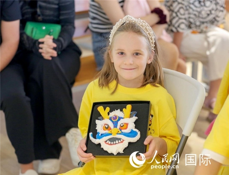 一名中文愛好者手捧生肖畫。人民網(wǎng)中東中心分社塔里克·易卜拉欣攝