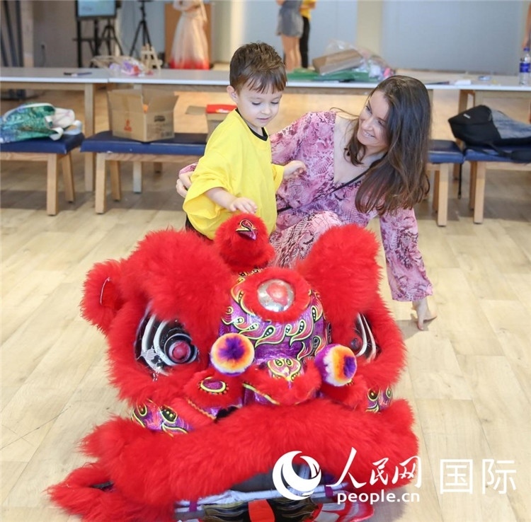 一名兒童在感受舞獅。人民網(wǎng)中東中心分社塔里克·易卜拉欣攝