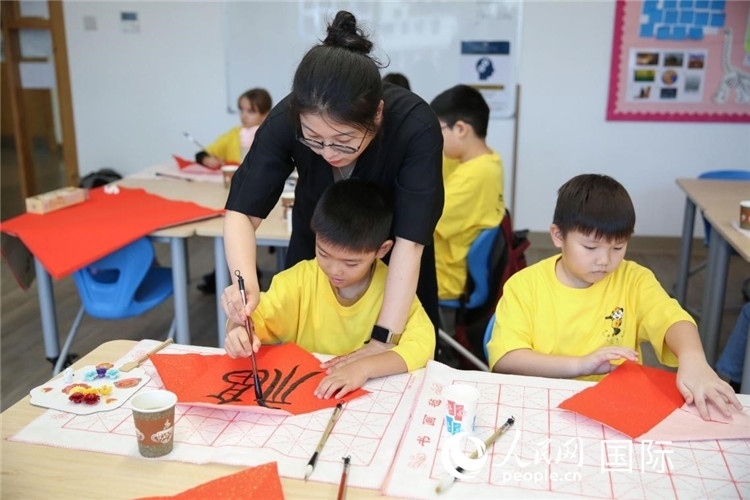 書法課場(chǎng)景。人民網(wǎng)中東中心分社塔里克·易卜拉欣攝