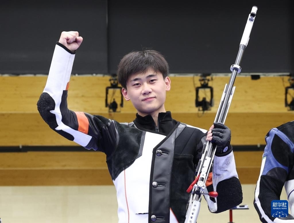 8月1日，在法國(guó)沙托魯舉行的巴黎奧運(yùn)會(huì)射擊男子50米步槍三姿決賽中，中國(guó)選手劉宇坤奪得冠軍。圖為劉宇坤在奪冠后慶祝。新華社記者 張帆 攝