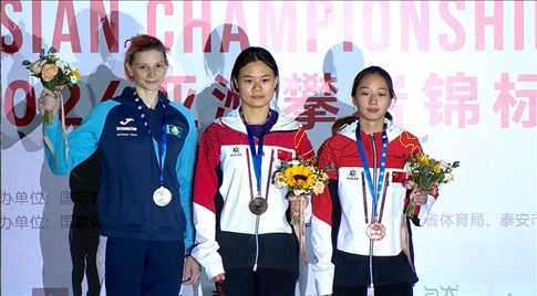 女子速度項(xiàng)目蒙世雪（中）奪冠，周婭菲（右）獲季軍。主辦方供圖