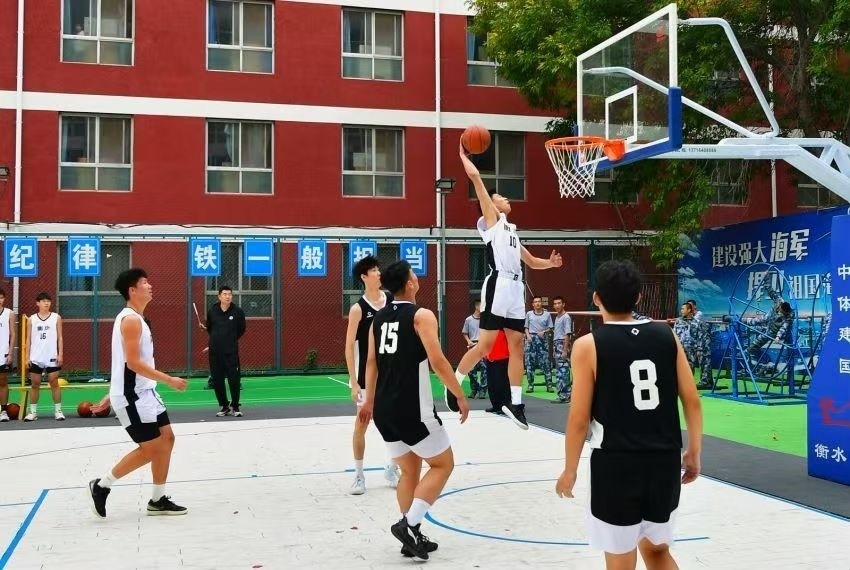 全天候室外運(yùn)動(dòng)木地板籃球場上精彩激烈的籃球賽。 主辦方供圖