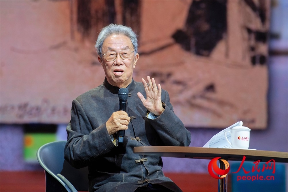 王蒙以《與時(shí)代同行 與人民同心》為題演講。人民網(wǎng)記者 翁奇羽攝