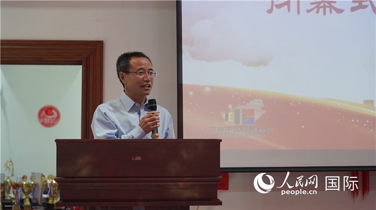 中國駐約翰內斯堡代總領事周育江在閉幕式上致辭。 人民網(wǎng) 張茜攝