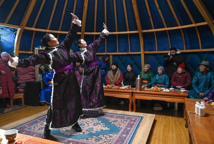 2023年12月21日，烏蘭牧騎隊(duì)員在內(nèi)蒙古阿其圖烏拉蘇木進(jìn)行舞蹈表演。