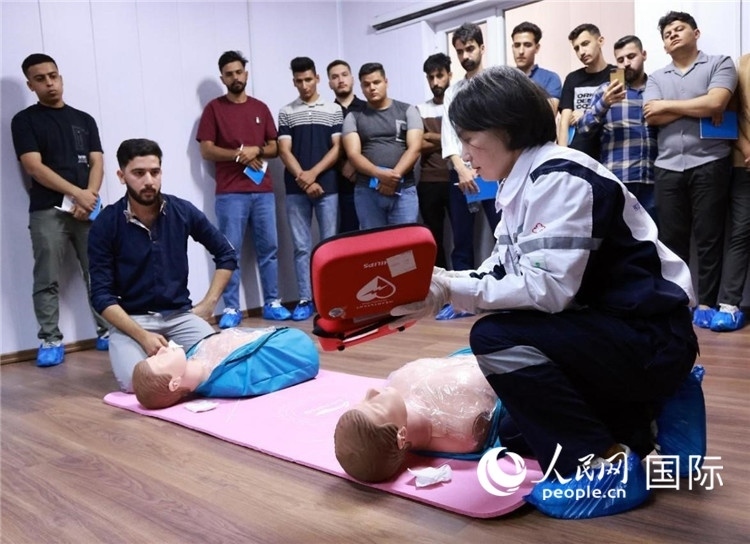 新進(jìn)油田工作的伊拉克大學(xué)生在接受急救培訓(xùn)。人民網(wǎng)記者管克江攝