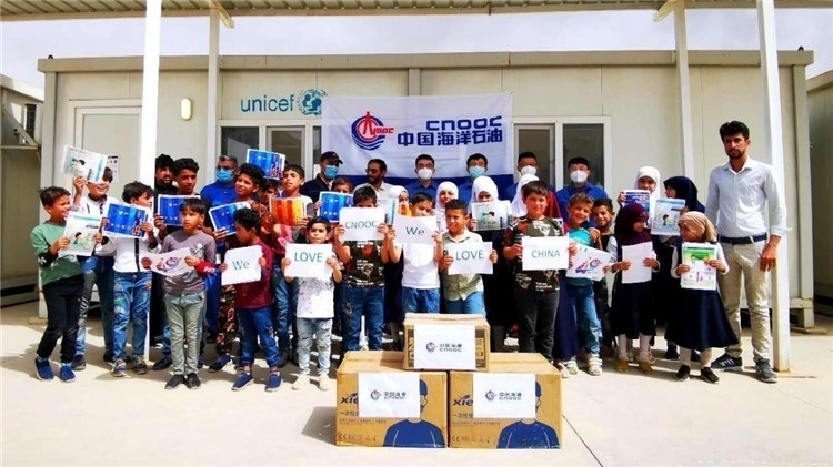 慰問當(dāng)?shù)貙W(xué)校。中國海油供圖