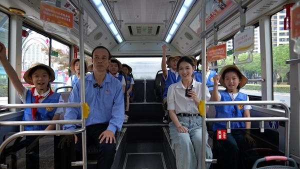 江蘇省太倉市總工會(huì)舉行“坐上勞模‘專線’跟著榜樣看太倉”直播活動(dòng)。江蘇省總工會(huì)供圖