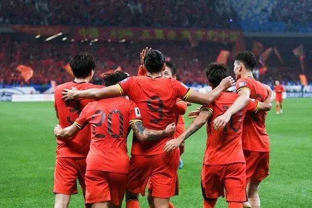 10月15日晚，張玉寧（9號(hào)）進(jìn)球后與隊(duì)友擁抱慶祝。新華社記者 李紫恒攝