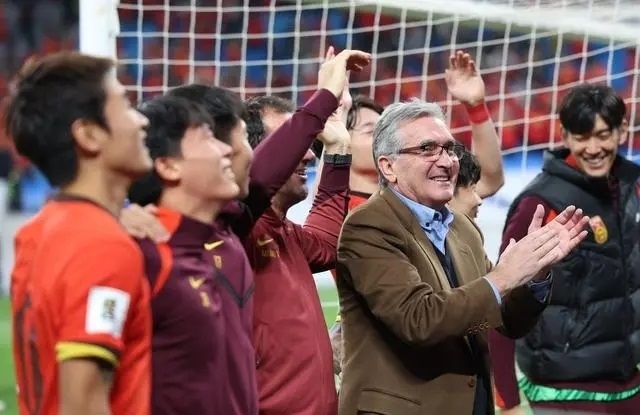 10月15日晚，國(guó)足主教練伊萬(wàn)科維奇（前右）賽后向觀眾致意。新華社記者 胡星宇攝