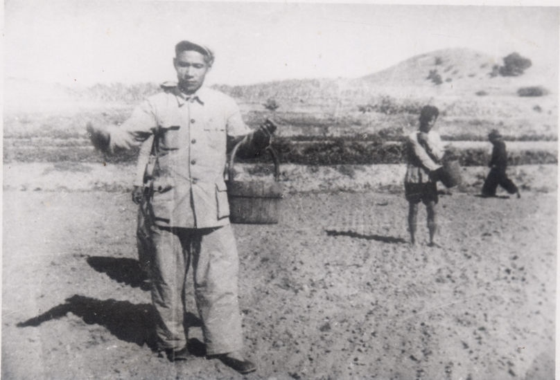 谷文昌（左）在田間與農(nóng)民一起勞動（資料照片）。