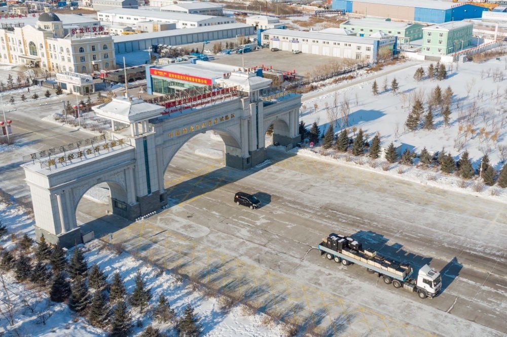 這是中國(guó)（黑龍江）自由貿(mào)易試驗(yàn)區(qū)黑河片區(qū)（2024年1月31日攝，無(wú)人機(jī)照片）。2023年，該自貿(mào)片區(qū)外貿(mào)進(jìn)出口總值達(dá)244.82億元，實(shí)現(xiàn)增幅56.9%，引進(jìn)外資企業(yè)16家，直接利用外資127.3萬(wàn)美元，同比增長(zhǎng)27.3%。