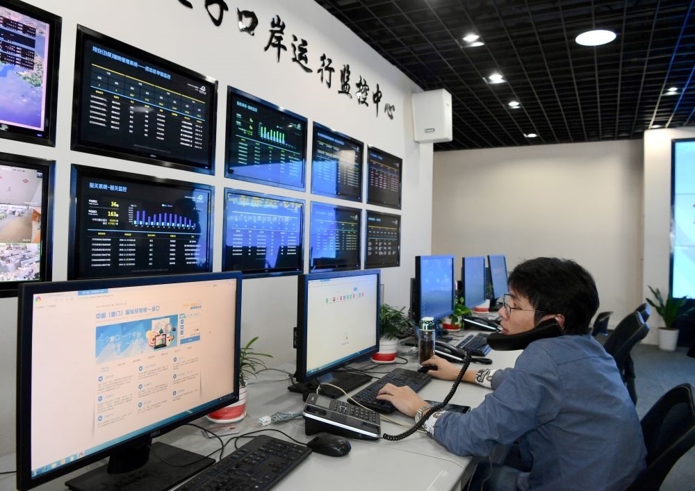 在中國(guó)（福建）自由貿(mào)易試驗(yàn)區(qū)廈門(mén)片區(qū)，國(guó)際貿(mào)易“單一窗口”工作人員在網(wǎng)上受理業(yè)務(wù)（2018年11月15日攝）?！皢我淮翱凇笔顷P(guān)檢等口岸部門(mén)、地方政府相關(guān)部門(mén)、金融機(jī)構(gòu)等共同參與的口岸管理共享平臺(tái)。貿(mào)易商能夠通過(guò)一個(gè)入口提交貨物進(jìn)出口或轉(zhuǎn)運(yùn)所需要的單證或電子數(shù)據(jù)，實(shí)現(xiàn)“一個(gè)平臺(tái)、一點(diǎn)接入、一次申報(bào)、一次辦結(jié)”。