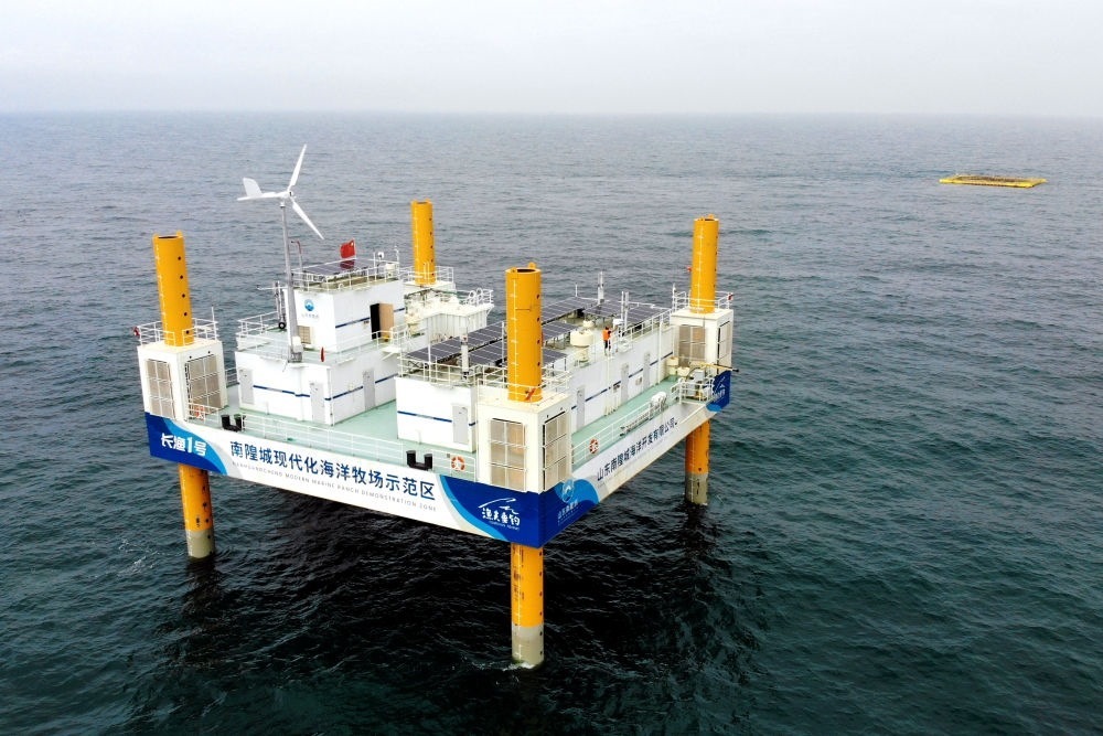 這是應(yīng)用5G技術(shù)的山東長(zhǎng)島綜合試驗(yàn)區(qū)南隍城國(guó)家級(jí)海洋牧場(chǎng)示范區(qū)海上平臺(tái)（2020年8月8日攝，無(wú)人機(jī)照片）。中國(guó)（山東）自由貿(mào)易試驗(yàn)區(qū)設(shè)立以來(lái)，一系列大膽試、大膽闖、自主改的政策逐步落實(shí)，制度創(chuàng)新打通堵點(diǎn)、釋放活力，成為深化對(duì)外開(kāi)放、發(fā)展海洋經(jīng)濟(jì)的重要抓手。