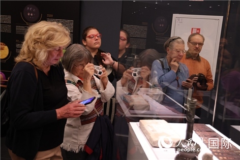 嘉賓參觀展覽。人民網(wǎng)記者禹麗敏 攝。