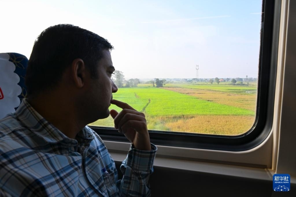 這是10月12日在老撾拍攝的中老鐵路C98列車上的一名乘客。新華社記者 程一恒 攝