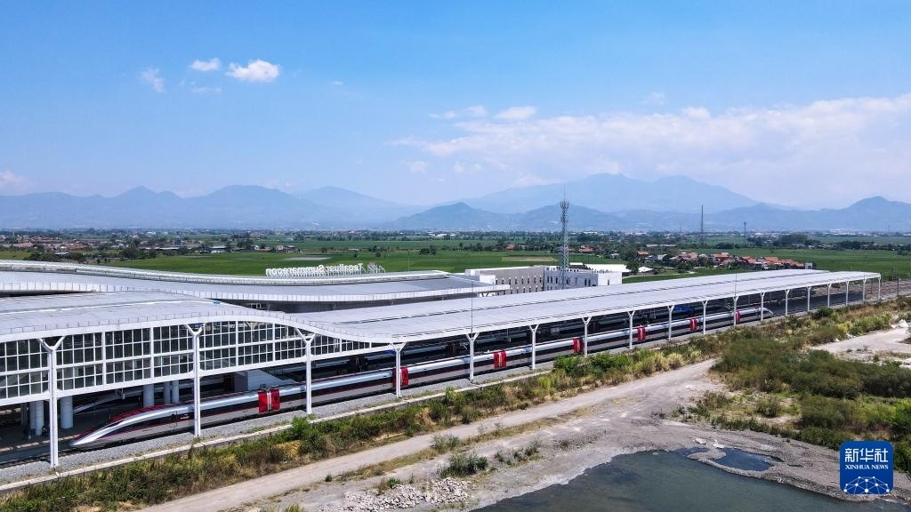 9月13日，在印度尼西亞萬(wàn)隆德卡魯爾站，雅萬(wàn)高鐵高速動(dòng)車組列車?？吭谡九_(tái)上（無(wú)人機(jī)照片）。新華社記者 徐欽 攝