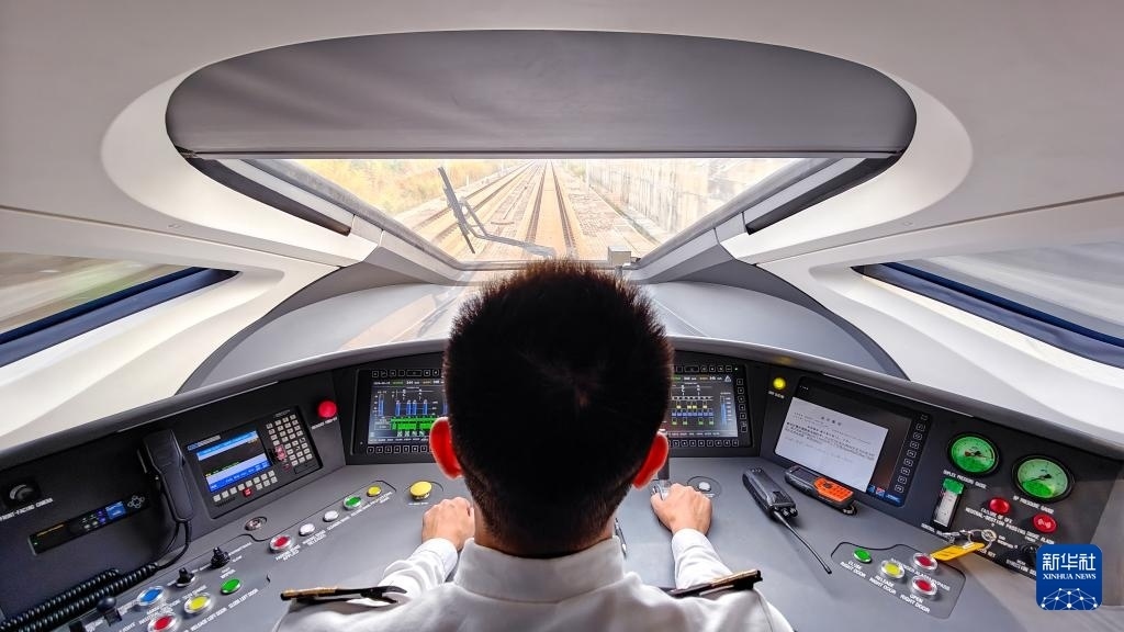 9月12日，司機(jī)駕駛高速動(dòng)車組列車行駛在雅萬(wàn)高鐵上（手機(jī)照片）。新華社記者 徐欽 攝