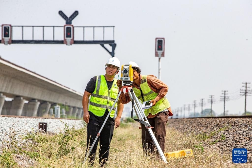 5月1日，在泰國(guó)大城府，中泰高鐵項(xiàng)目工作人員在施工現(xiàn)場(chǎng)勘查。新華社記者 王騰 攝