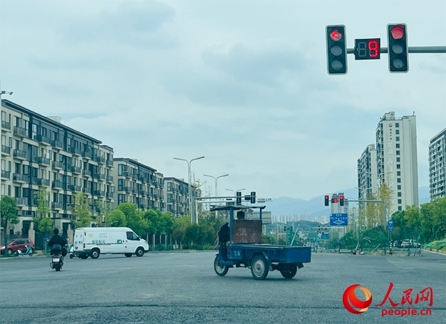 長富大道與文化中心東路三岔路口車輛混行（9月19日拍攝）。人民網記者 帥筠攝