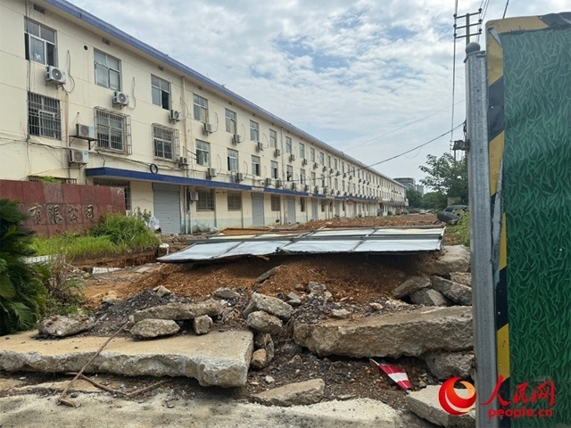 長富大道北側輔路在進行強電遷改項目。人民網記者 邱燁攝