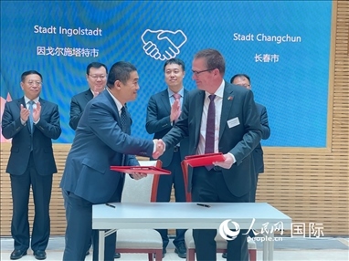 （10月16日，第十屆巴伐利亞中國(guó)日在慕尼黑舉行。圖為簽約儀式現(xiàn)場(chǎng)。人民網(wǎng)記者劉赫攝）