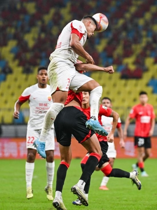 10月18日，上海海港隊球員蔣光太（上）在比賽中和成都蓉城隊球員費(fèi)利佩（下）爭頂。新華社記者 王曦 攝