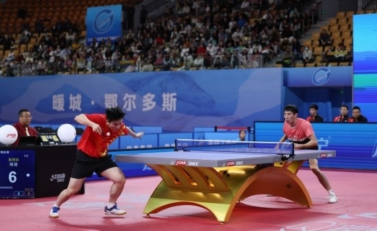 10月18日，上海隊(duì)選手樊振東（左）在單打比賽中發(fā)球。他3:2戰(zhàn)勝福建隊(duì)選手程靖淇。新華社記者 王楷焱 攝