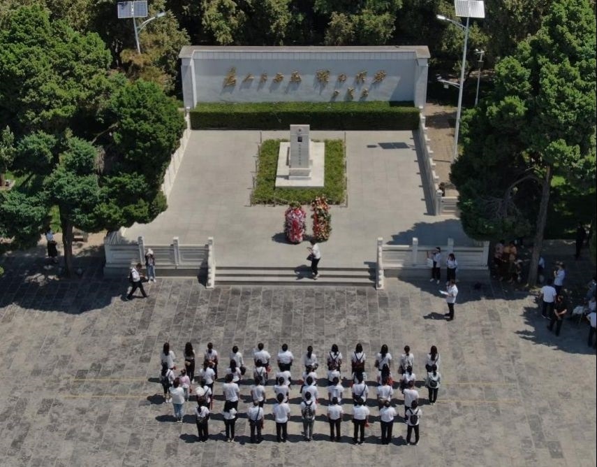 2021年6月24日，參觀者在位于河南省蘭考縣的焦裕祿紀(jì)念園瞻仰焦裕祿烈士墓（無人機照片）。新華社記者 李安 攝