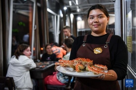 9月2日，俄羅斯符拉迪沃斯托克一家餐館的服務(wù)員在展示帝王蟹。新華社記者 曹陽 攝