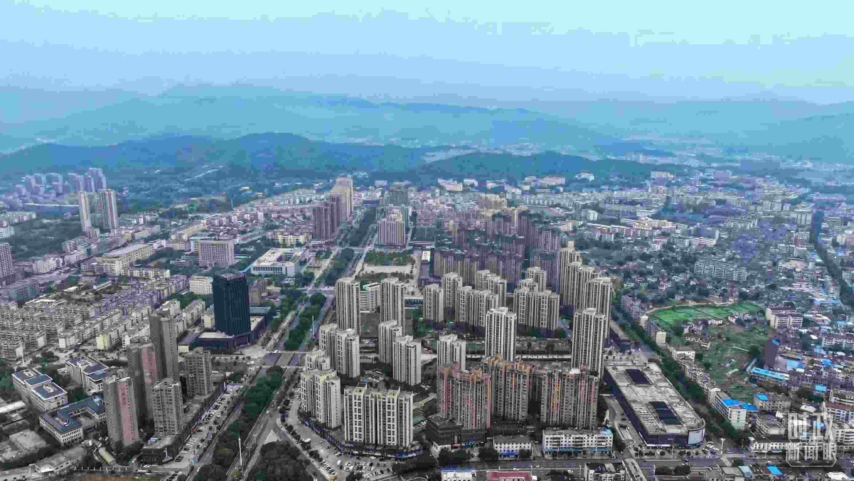 △俯瞰桐城市。（總臺(tái)記者葛啟文拍攝）