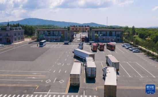 2019年6月22日，往返于中國和俄羅斯的貨車在中俄琿春口岸前排隊(duì)等待通關(guān)（無人機(jī)照片）。